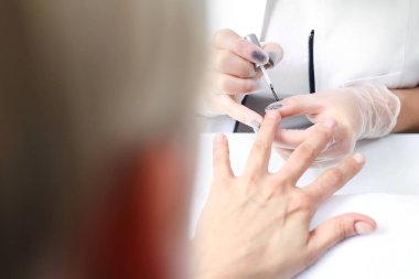 Manikür, oje, güzellik salonunda bir kadın..