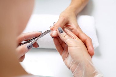 Tırnak etlerini kesmek, manikür. Güzellik salonundaki kadın.