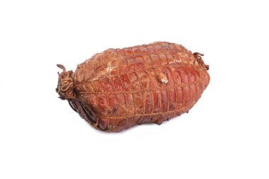 Tütsülenmiş domuz eti. Geleneksel sosis ürünleri beyaz arkaplan.