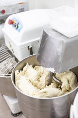 Gıda üretim hattı, bir gıda fabrikasında hazır yemek üretimi için bir makine..