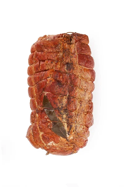 Presunto de porco fumado. Produtos tradicionais salsicha branco fundo branco . — Fotografia de Stock