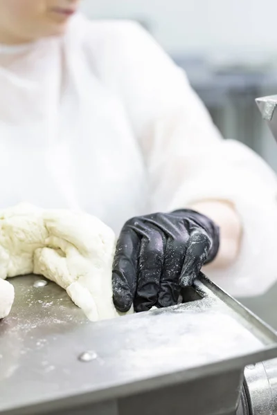 Línea de producción de alimentos, una máquina para la producción de comidas preparadas en una fábrica de alimentos . — Foto de Stock