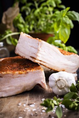 Büyük parçalara bölünmüş pastırmalı, kırsal bir kompozisyon..