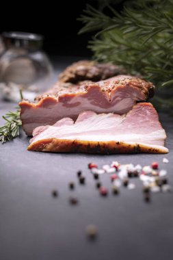 Taş tezgahta tütsülenmiş pastırma şeridi..