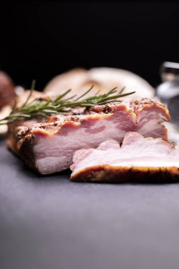 Taş tezgahta tütsülenmiş pastırma şeridi..