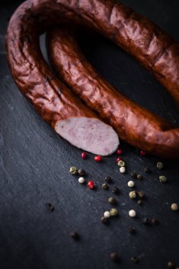 Taşlı bir tezgahta tütsülenmiş domuz eti halkası..