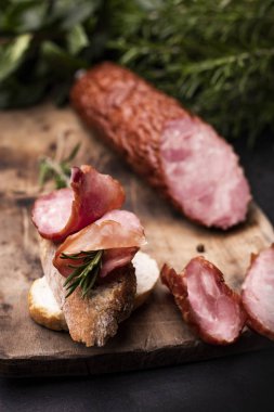 Krakowska kurutulmuş sosisi. Geleneksel salamlar - tek parça halinde ve kıtır ekmekten yapılmış sandviçleri dilimlersiniz.. 