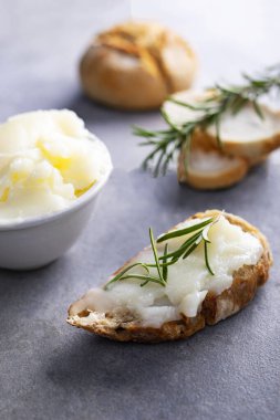Domuz pastırması ve ev yapımı domuz yağından yapılmış çıtır ekmekli sandviç. Domuz yağından yapılmış lezzet..