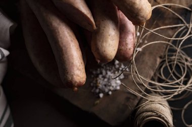 Geleneksel ev yapımı beyaz sosis kırsal bir kompozisyonda..