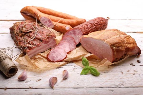 Beyaz, ahşap bir arka planda tütsülenmiş, aromatik bir karışım. Geleneksel et lezzetleri.