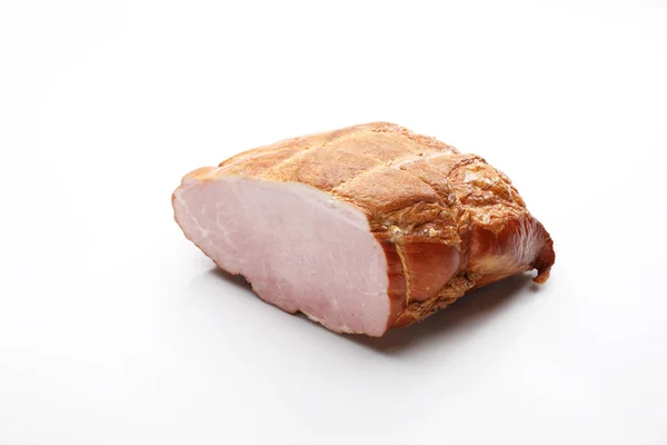 Geräucherter Schweineschinken, halbiert. isoliert auf weißem Hintergrund. — Stockfoto