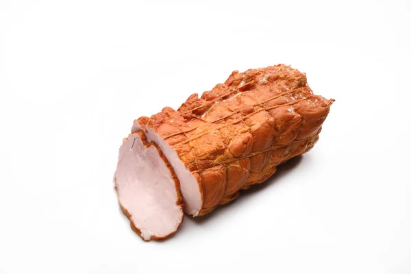 Gerookte varkensfilet in één stuk en in plakjes gesneden. Geïsoleerd op een witte achtergrond. — Stockfoto