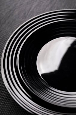 Masa kurulumu. Modern, zarif siyah tabaklar. Masa takımı, yakın çekim.