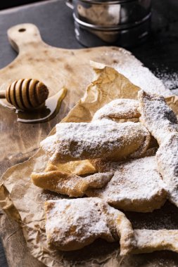 Faworki - tatlı, karnaval pastaları. Melek kanatları - Şişman Perşembe 'nin geleneksel lezzeti.