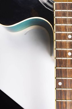 İpli fretboard. Beyaz arka planda klasik akustik gitar, yakın plan..