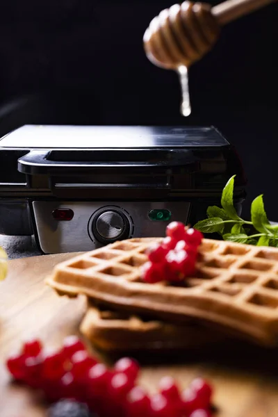 Waffle iron. Composition with Belgium waffles decorated wit fruits and honey. — Stock Photo, Image