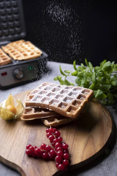 Cialde di Belgio dorate appetitose setacciate con zucchero a velo — Foto Stock