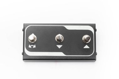 Metal gitar şalteri. Özel bir müzik efekti. Beyaz arka planda izole edilmiş gitar ayaklı pedal efekti. Stüdyo fotoğrafı..
