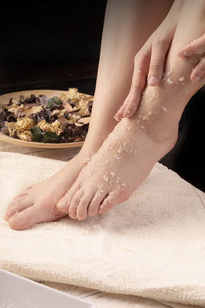 Hem Spa. Ung kvinna gör fot peeling, skrubba med hjälp av naturliga kosmetika. — Stockfoto