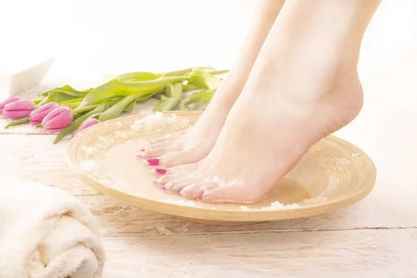 Perfekte Fußpflege Eine Junge Frau Nimmt Ein Warmes Spa Fußbad — Stockfoto
