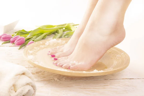 Una Pedicure Perfetta Una Giovane Donna Che Prende Caldo Pediluvio — Foto Stock