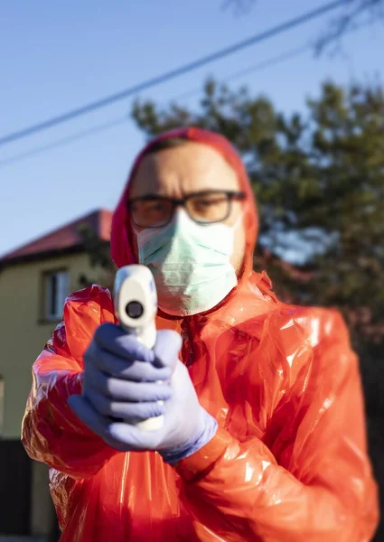 Homem Terno Protetor Luvas Óculos Máscara Cirúrgica Medir Temperatura Corporal — Fotografia de Stock