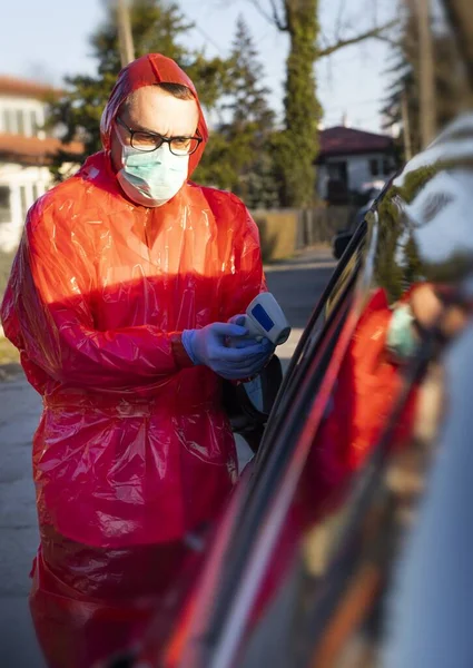 Homem Terno Protetor Luvas Óculos Máscara Cirúrgica Medir Temperatura Corporal — Fotografia de Stock