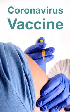 Mavi giysili sıhhiyeci, tek başına nitril koruyucu eldiven kullanıyor, bir adamı aşılıyor. Virüs hastalıklarına karşı önleyici aşılar. Koronavirüs salgınını durduruyorum. Bir COVID-19 ile savaşıyor. Koronavirüs aşısı.. 