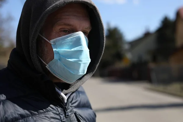 Uomo Mezza Età Rossa Maschera Chirurgica Monouso Felpa Con Cappuccio — Foto Stock