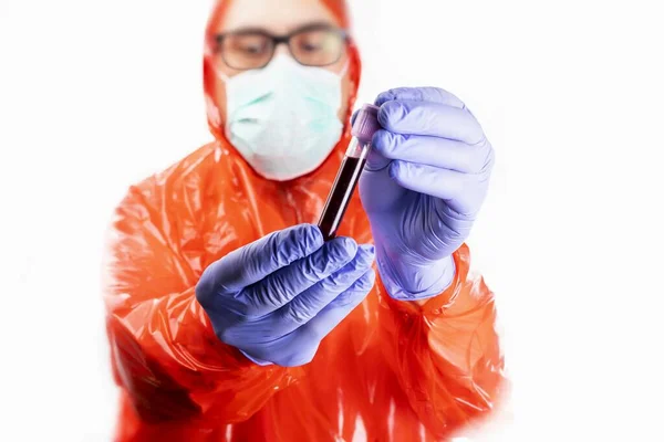 用蓝色的 保护性的 医用手套的医疗工作者的密切合作的手 拿着一个带有白底血样的试管 与眼镜蛇的战斗 — 图库照片