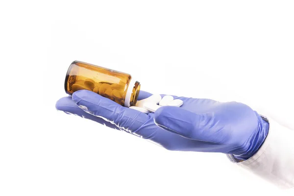 医療従事者 保護手袋と薬剤師の手 白い背景に丸薬を保持 医薬品だ 薬が入ってる 疾患治療 — ストック写真