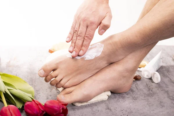 Pies Masculinos Pedicura Spa Lugar Acogedor Sobre Una Toalla Blanca — Foto de Stock