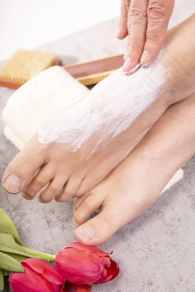 Närbild Hane Fötter Pedikyr Spa Mysig Plats Vit Handduk Och — Stockfoto