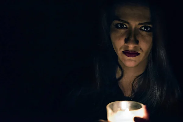 Karanlıktaki kara cadı ruhun içine bakar.