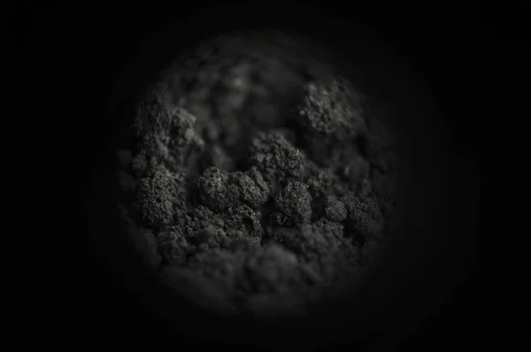 Toprak siyah-beyaz biçiminde yakınlaşır