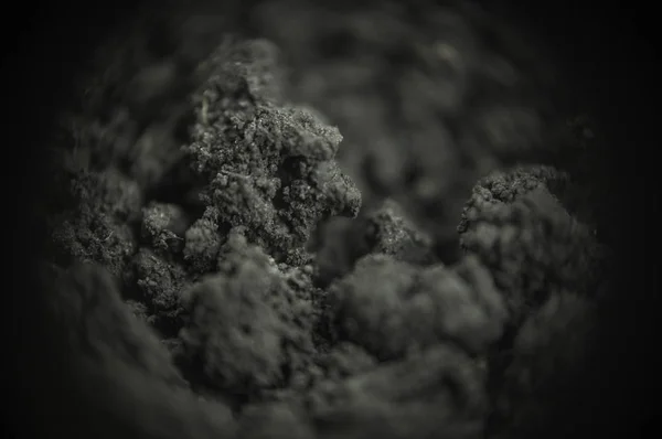 Toprak siyah-beyaz biçiminde yakınlaşır