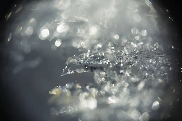 Eriyen karların makro görüntüsü.