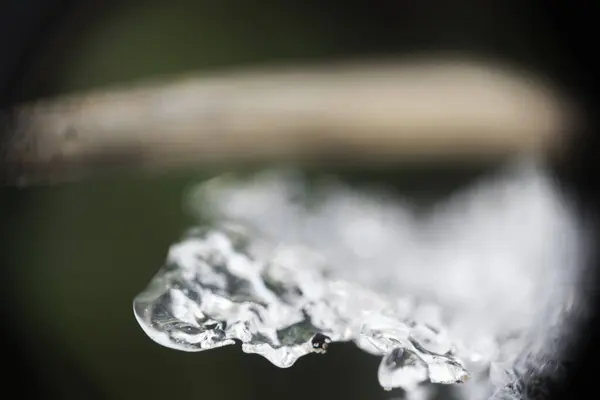 Eriyen karların makro görüntüsü.