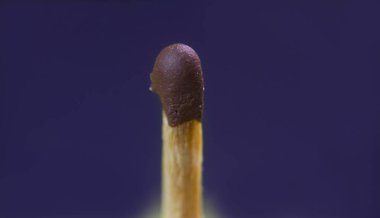 bir maçın mavi arkaplandaki makro görüntüsü