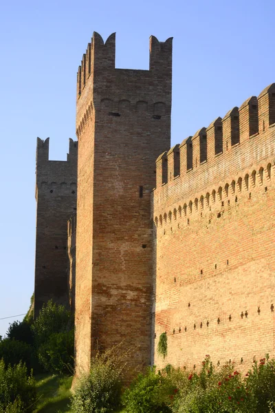 Torens van het kasteel van de stad van Gradara — Stockfoto