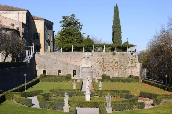 Tuin en de muur van het paleis Gonzaga — Stockfoto