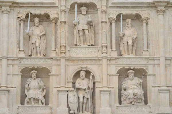 REDEVANCES DES BAS SUR LE FACADE DU CATHÉDRAL DES BURGOS — Photo