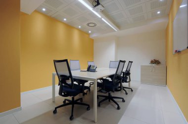 Bir ofis yan görünüm