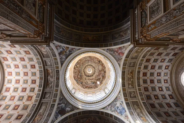 De koepel van de kerk van Sint Andreas In de stad van Mantova — Stockfoto