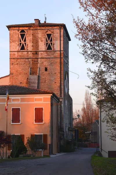 TORRE NEL VILLAGGIO DEL GOVERNOLO — Foto Stock