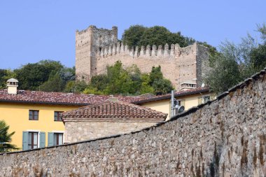 Monzambano Köyü Kalesi