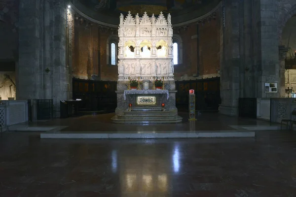 Вівтар церкви Святого Петра у місті Pavia — стокове фото