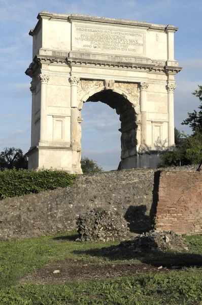 ローマのローマフォーラムでの皇帝ティトの弧 ラツィオ イタリア — ストック写真