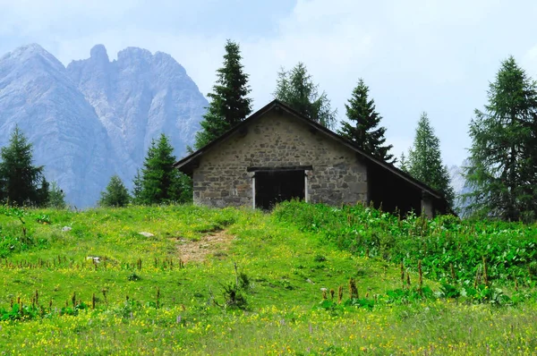 Domek Górski Rejonie Carnia Friuli Wenecja Julijska Włochy — Zdjęcie stockowe