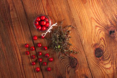 Dokunulmazlık artırıcı tedaviler, aşılar. Doğal kekik, nane ve gül üzümleri bir kavanozda ahşap bir arka planda..